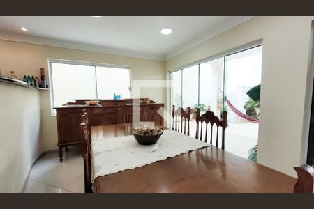 Casa de condomínio à venda com 492m², 4 quartos e 6 vagas Casa de condomínio à venda com 492m², 4 quartos e 6 vagasSala de Jantar