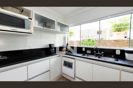 Casa de condomínio à venda com 492m², 4 quartos e 6 vagas Casa de condomínio à venda com 492m², 4 quartos e 6 vagasCozinha