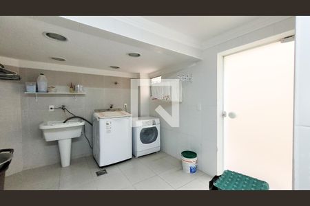 Casa de condomínio à venda com 492m², 4 quartos e 6 vagas Casa de condomínio à venda com 492m², 4 quartos e 6 vagasLavanderia