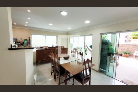 Casa de condomínio à venda com 492m², 4 quartos e 6 vagas Casa de condomínio à venda com 492m², 4 quartos e 6 vagasSala de Jantar