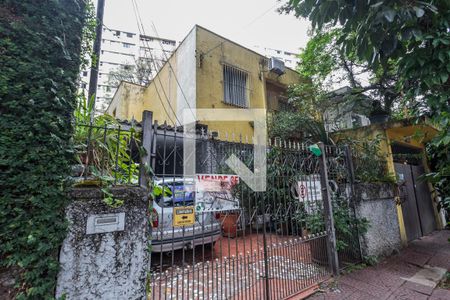 Casa à venda com 237m², 7 quartos e 2 vagas Casa à venda com 237m², 7 quartos e 2 vagasFachada