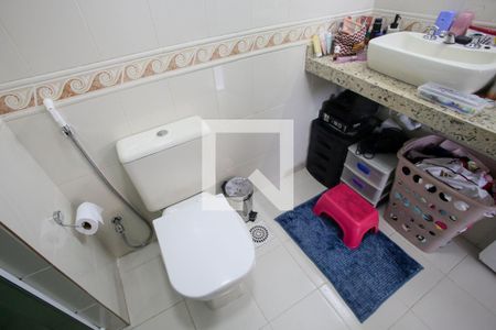 Casa de condomínio para alugar com 380m², 4 quartos e 2 vagas Casa de condomínio para alugar com 380m², 4 quartos e 2 vagasBanheiro da Suíte