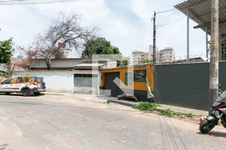 Casa à venda com 185m², 2 quartos e 4 vagas Casa à venda com 185m², 2 quartos e 4 vagasFachada