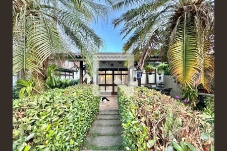 Casa de condomínio à venda com 130m², 2 quartos e 2 vagas Casa de condomínio à venda com 130m², 2 quartos e 2 vagasFachada