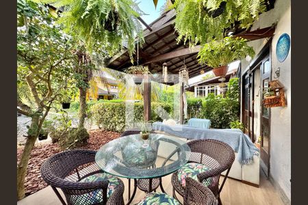 Casa de condomínio à venda com 130m², 2 quartos e 2 vagas Casa de condomínio à venda com 130m², 2 quartos e 2 vagasÁrea externa