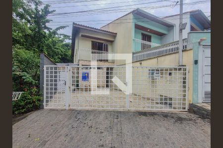 Casa à venda com 97m², 3 quartos e 2 vagas Casa à venda com 97m², 3 quartos e 2 vagasFachada