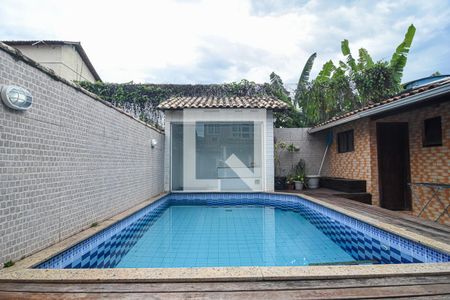 Casa à venda com 125m², 5 quartos e 3 vagas Casa à venda com 125m², 5 quartos e 3 vagasPiscina