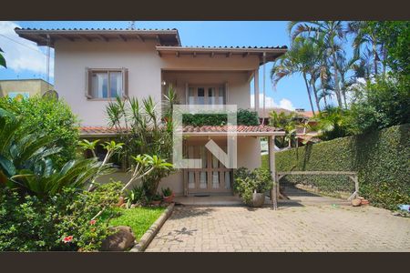 Casa à venda com 240m², 3 quartos e 2 vagas Casa à venda com 240m², 3 quartos e 2 vagasFachada