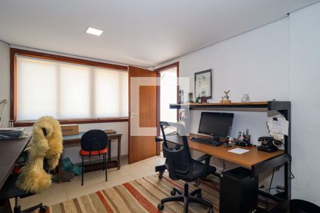 Casa à venda com 324m², 4 quartos e 4 vagas Casa à venda com 324m², 4 quartos e 4 vagasEscritório