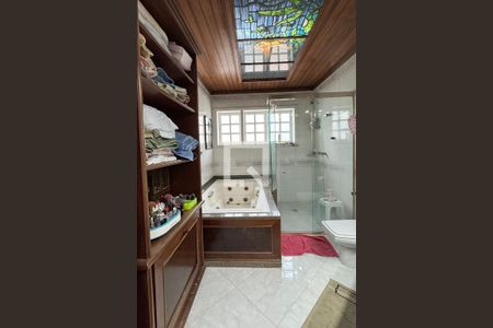 Casa de condomínio à venda com 600m², 4 quartos e 4 vagasBanheiro da Suíte 1