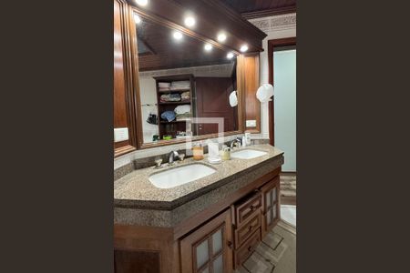 Casa de condomínio à venda com 600m², 4 quartos e 4 vagasBanheiro da Suíte 1