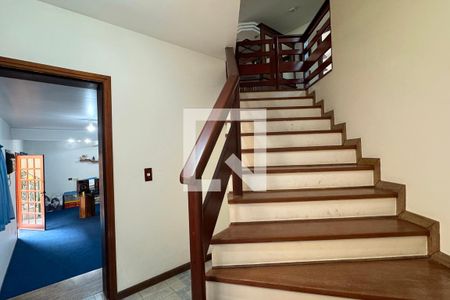 Casa de condomínio à venda com 600m², 4 quartos e 4 vagasEscada