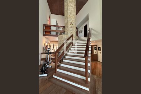 Casa de condomínio à venda com 600m², 4 quartos e 4 vagasEscada