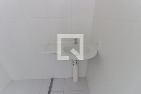 Banheiro de apartamento para alugar com 1 quarto, 26m² em Conjunto Residencial José Bonifácio, São Paulo