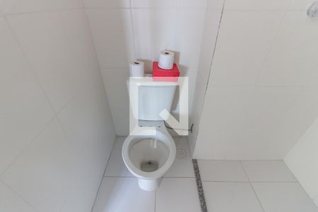 Banheiro de apartamento para alugar com 1 quarto, 26m² em Conjunto Residencial José Bonifácio, São Paulo