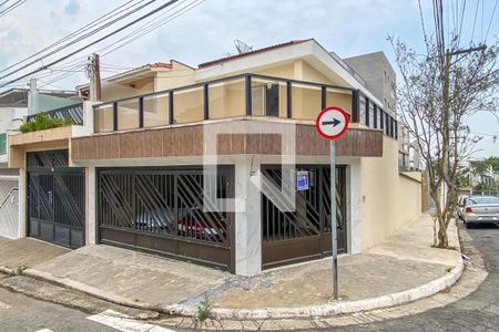Casa à venda com 200m², 3 quartos e 3 vagas Casa à venda com 200m², 3 quartos e 3 vagasFachada