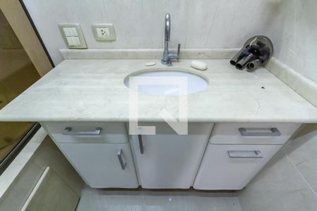 Casa à venda com 200m², 3 quartos e 3 vagas Casa à venda com 200m², 3 quartos e 3 vagasBanheiro 1