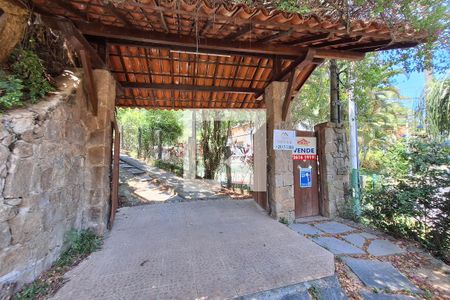 Casa de condomínio à venda com 260m², 4 quartos e 3 vagas Casa de condomínio à venda com 260m², 4 quartos e 3 vagasFachada
