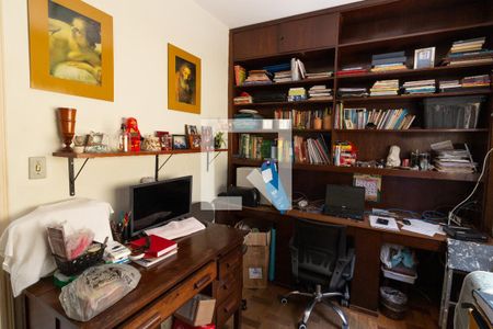 Casa à venda com 243m², 3 quartos e 4 vagas Casa à venda com 243m², 3 quartos e 4 vagasEscritório