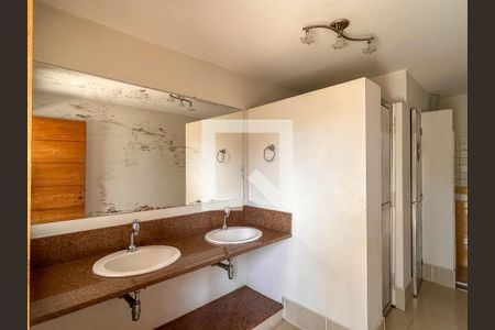 Casa à venda com 760m², 4 quartos e 5 vagasBanheiro externo - Piscina