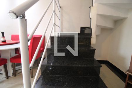 Escada de casa para alugar com 3 quartos, 83m² em Vila Campo Grande, São Paulo