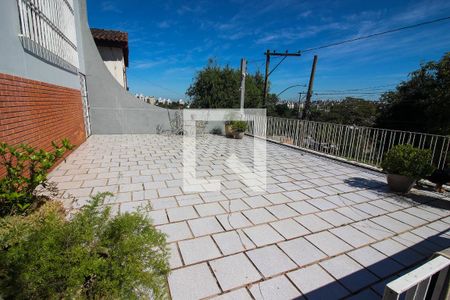 Casa à venda com 250m², 3 quartos e 3 vagas Casa à venda com 250m², 3 quartos e 3 vagasTerraço