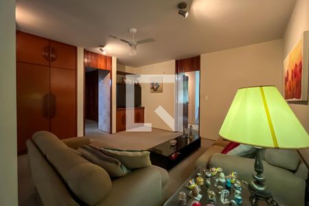 Casa à venda com 432m², 4 quartos e 6 vagas Casa à venda com 432m², 4 quartos e 6 vagasSala Tv