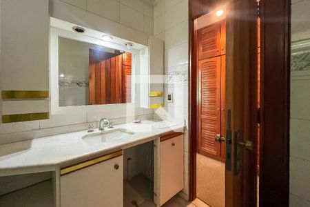 Casa à venda com 432m², 4 quartos e 6 vagas Casa à venda com 432m², 4 quartos e 6 vagasBanheiro Suíte 2