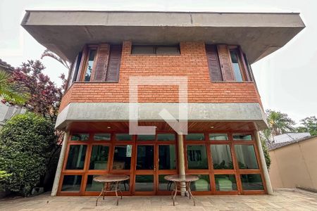 Casa à venda com 432m², 4 quartos e 6 vagas Casa à venda com 432m², 4 quartos e 6 vagasQuintal