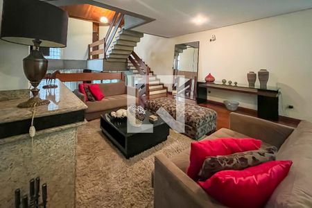 Casa à venda com 432m², 4 quartos e 6 vagas Casa à venda com 432m², 4 quartos e 6 vagasSala