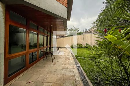 Casa à venda com 432m², 4 quartos e 6 vagas Casa à venda com 432m², 4 quartos e 6 vagasQuintal