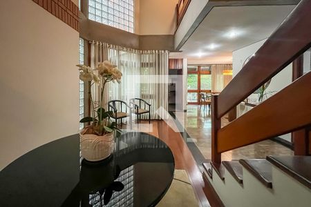 Casa à venda com 432m², 4 quartos e 6 vagas Casa à venda com 432m², 4 quartos e 6 vagasHall Entrada