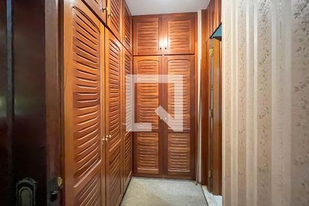 Casa à venda com 432m², 4 quartos e 6 vagas Casa à venda com 432m², 4 quartos e 6 vagasCloset Suíte 2