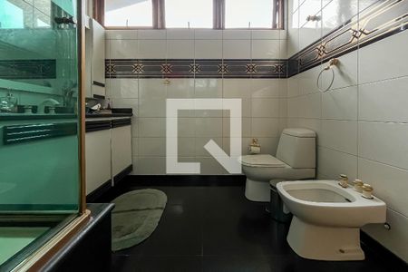 Casa à venda com 432m², 4 quartos e 6 vagas Casa à venda com 432m², 4 quartos e 6 vagasBanheiro da Suíte 1