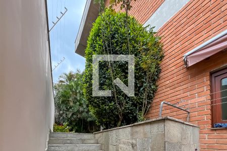 Casa à venda com 432m², 4 quartos e 6 vagas Casa à venda com 432m², 4 quartos e 6 vagasLateral Área Serviço