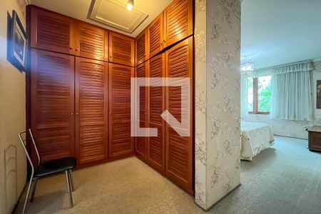 Casa à venda com 432m², 4 quartos e 6 vagas Casa à venda com 432m², 4 quartos e 6 vagasCloset da Suíte 1