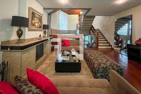 Casa à venda com 432m², 4 quartos e 6 vagas Casa à venda com 432m², 4 quartos e 6 vagasSala