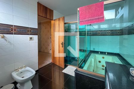 Casa à venda com 432m², 4 quartos e 6 vagas Casa à venda com 432m², 4 quartos e 6 vagasBanheiro da Suíte 1