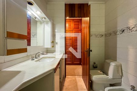 Casa à venda com 432m², 4 quartos e 6 vagas Casa à venda com 432m², 4 quartos e 6 vagasBanheiro Suíte 2