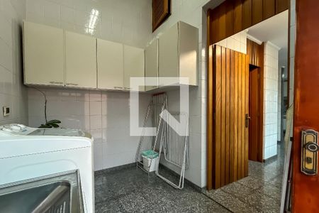 Casa à venda com 432m², 4 quartos e 6 vagas Casa à venda com 432m², 4 quartos e 6 vagasÁrea Serviço