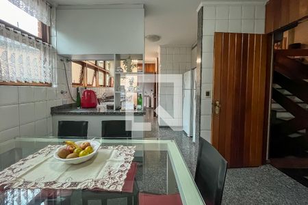 Casa à venda com 432m², 4 quartos e 6 vagas Casa à venda com 432m², 4 quartos e 6 vagasCopa