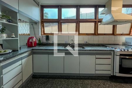 Casa à venda com 432m², 4 quartos e 6 vagas Casa à venda com 432m², 4 quartos e 6 vagasCozinha