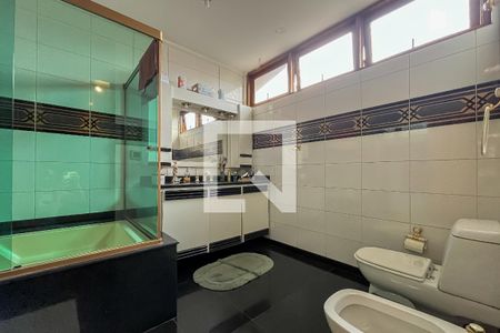 Casa à venda com 432m², 4 quartos e 6 vagas Casa à venda com 432m², 4 quartos e 6 vagasBanheiro da Suíte 1