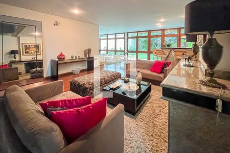 Casa à venda com 432m², 4 quartos e 6 vagas Casa à venda com 432m², 4 quartos e 6 vagasSala