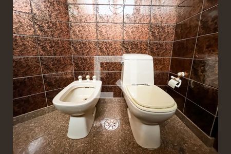 Casa à venda com 432m², 4 quartos e 6 vagas Casa à venda com 432m², 4 quartos e 6 vagasBanheiro Suíte 4