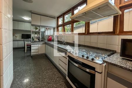 Casa à venda com 432m², 4 quartos e 6 vagas Casa à venda com 432m², 4 quartos e 6 vagasCozinha