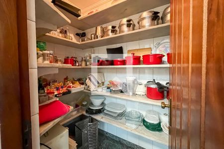 Casa à venda com 432m², 4 quartos e 6 vagas Casa à venda com 432m², 4 quartos e 6 vagasDispensa Cozinha