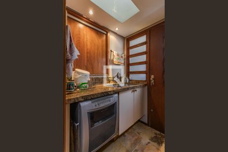 Casa de condomínio à venda com 220m², 4 quartos e 2 vagas Casa de condomínio à venda com 220m², 4 quartos e 2 vagasÁrea de Serviço