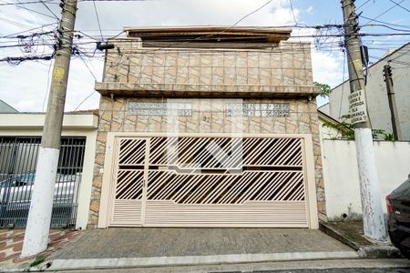 Casa à venda com 163m², 4 quartos e 2 vagas Casa à venda com 163m², 4 quartos e 2 vagasFachada