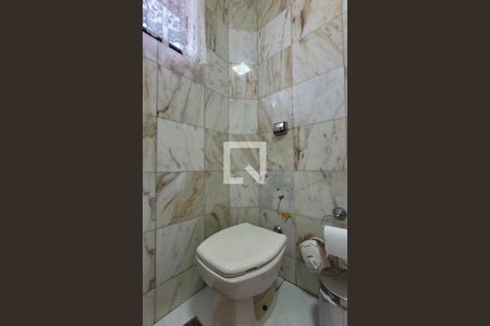 Casa à venda com 366m², 3 quartos e 4 vagasBanheiro da suíte